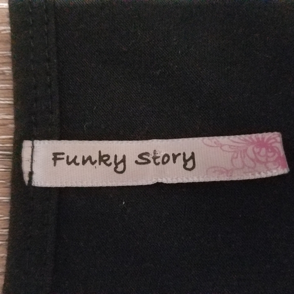 🏷Funky Story Racerback Tank Top - Picture 3 of 4